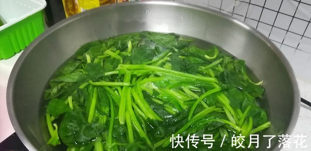 青菜不能直接下锅炒，牢记2个小窍门，出锅青菜翠绿还不出水！