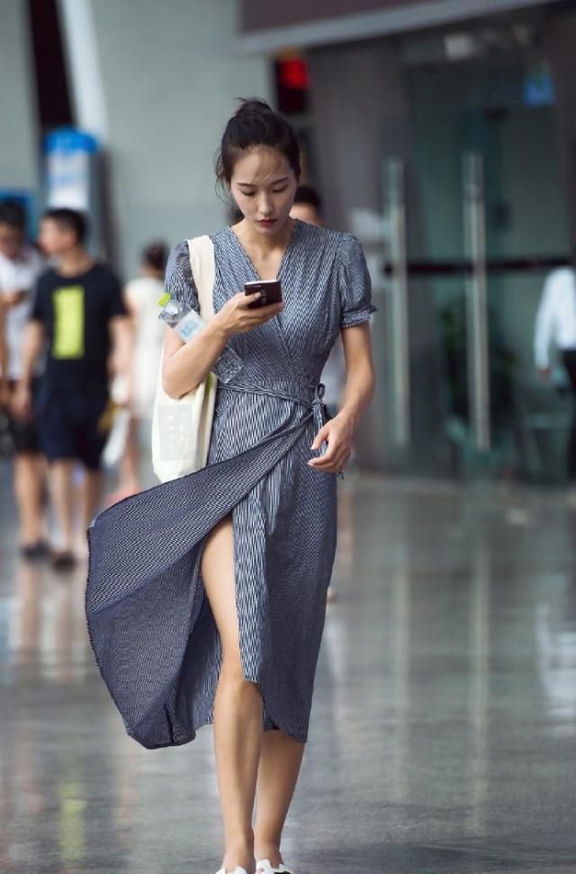 搭配|街拍:美女身穿黄色毛衣搭配小皮裙,笑容甜美可爱,非常时髦