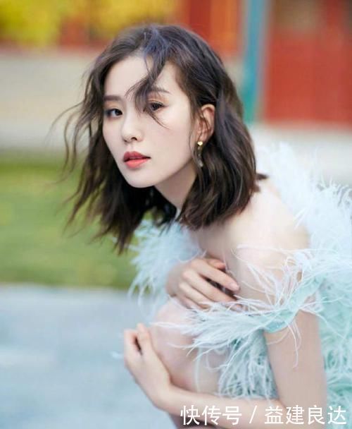 脸小|丸子头已经不流行了,今年这5种“发型”是真火,简单大方显脸小