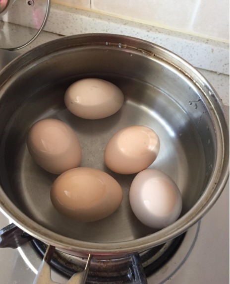 煮鸡蛋时，学会这一招，鸡蛋不裂缝又好剥，自动脱壳还特别好吃