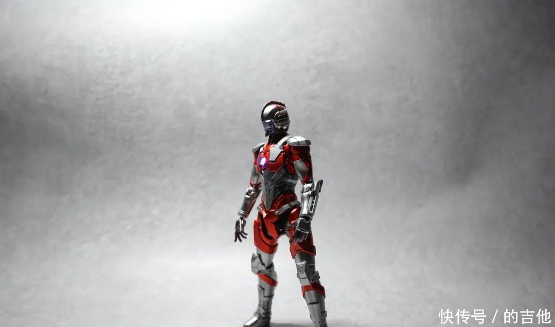 奥特曼|高达模型秀奥特曼直面钢铁侠呃,都是浑身亮闪闪嘛……!