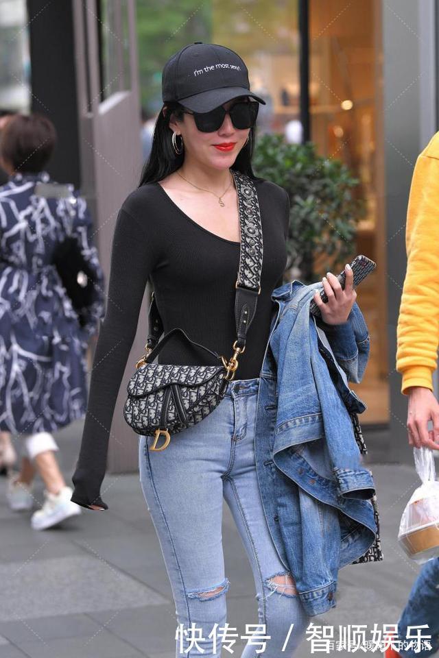 靓丽|选择牛仔裤,让你轻松应对换季穿搭,打造出休闲靓丽的造型