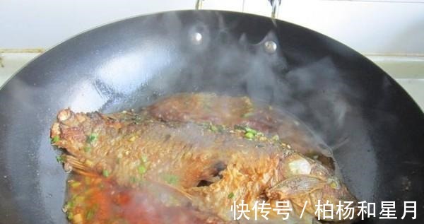 米饭|喉咙卡鱼刺怎么办别再喝醋、吞米饭了,教你一招轻松搞定!