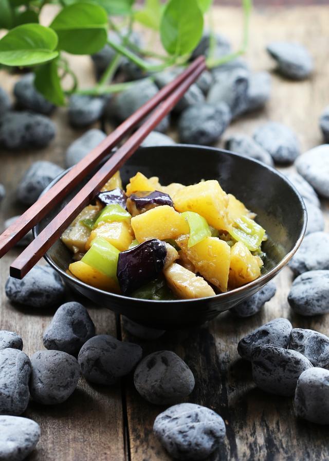 地三鲜,用长茄子还是用圆茄子区别很大,这样做不油腻,超下饭