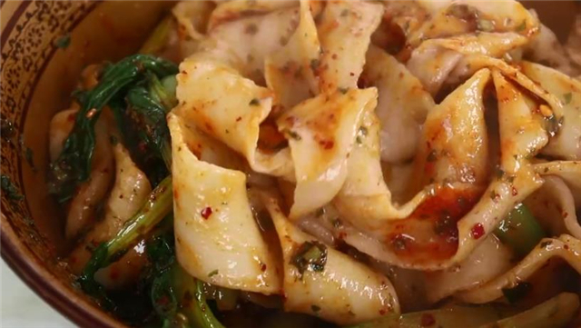 陕西人最爱吃的油泼面,教你正宗的做法,堪比白鹿原油泼面,真香