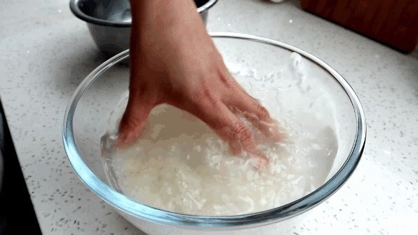 大米|蒸米饭时，直接加水就错了，牢记3点，米饭松软又透亮，粒粒分明