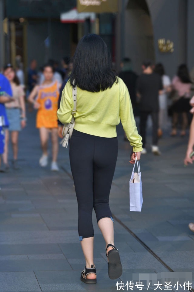 裤子 美女街拍:一件编织网状的镂空内衬外穿针织外套,因此变的青春靓丽了许多