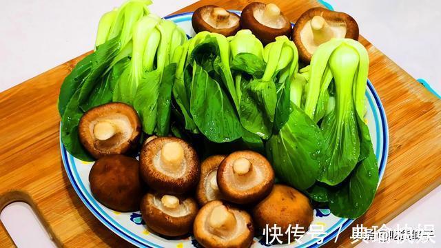 晓峰|炒香菇到底要不要焯水,以前没注意,难怪香菇不入味,味道不鲜美