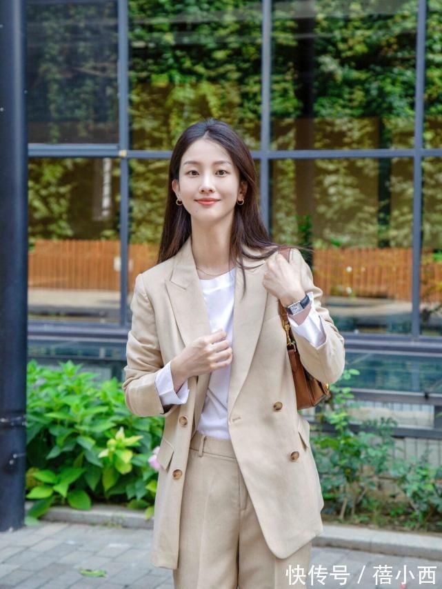 包包 穿衣简约高级的女性,春季都穿“西装”,看这些气质博主就知道了