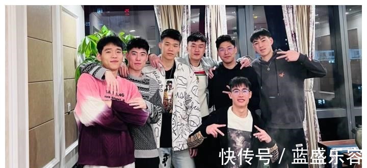 胡金秋|胡金秋熟悉奶爸业务,吴前晒锅盖大的螃蟹,回不回家都要好好过年!