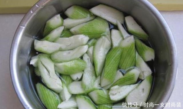 炒丝瓜时,不要直接下锅炒,学会大厨这1招,丝瓜不发黑保持翠绿!