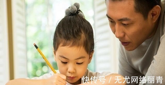 老师|小学生的“蚂蚁字体”走红,家长看了很上火,大家直呼心疼老师