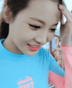 |搞笑GIF:姑娘,你又调皮了,大庭广众下吐舌头可不好!