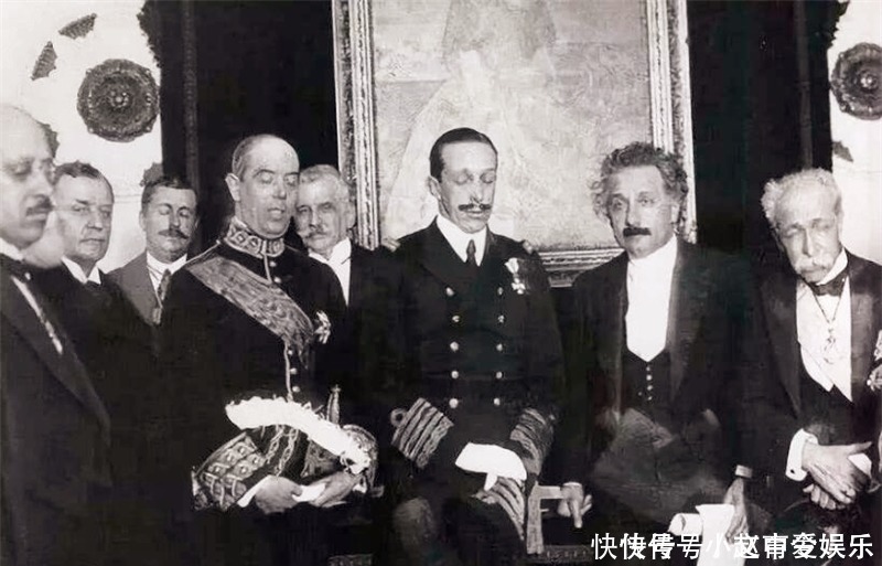 原子弹 爱因斯坦临终前,为何说“这辈子最大的失误,就是来到了美国”?