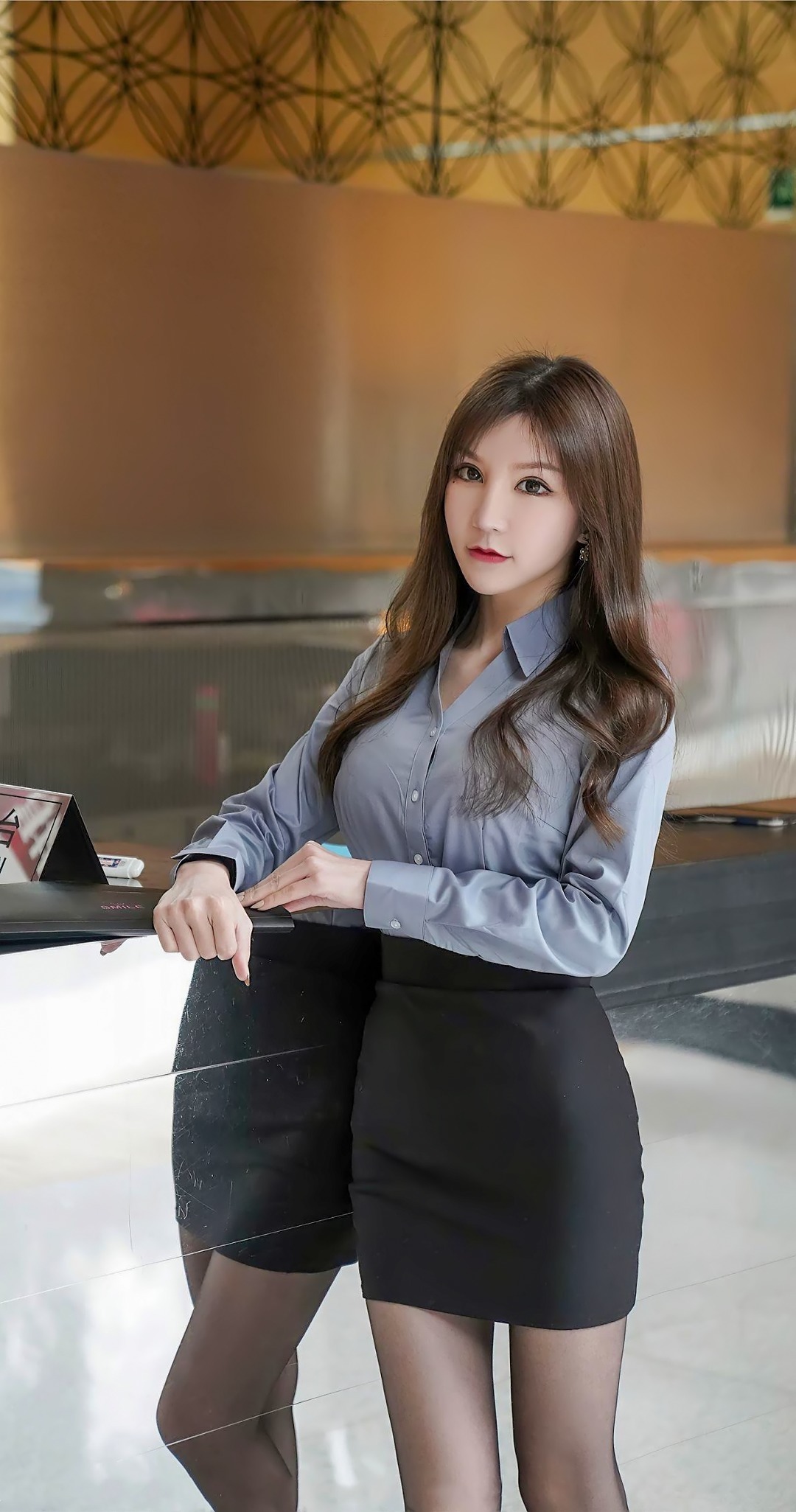 穿搭|美女OL穿搭：性感黑色包臀裙配灰色衬衫，高跟鞋衬托出丰韵婷婷