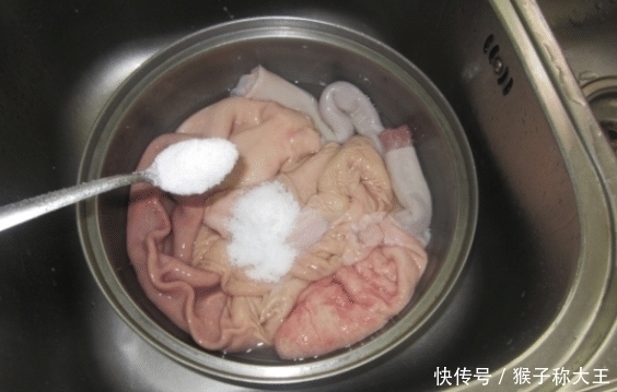 淀粉|洗猪肚时,用淀粉和盐洗都错了,会发苦用“它”来洗,才会香