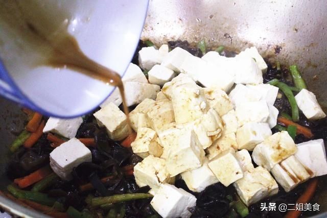 做豆腐小炒,牢记别直接下锅炒豆腐,多做2步,入味还不容易碎