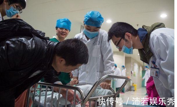 医患|婴儿面带微笑出生的,95后妈妈高兴,医生却反手打了孩子一巴掌