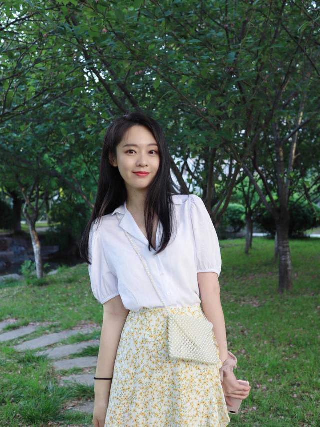 小蛮腰|初秋,2、30岁小姑娘这样穿,衬衫配印花裙简约洋气,氛围感十足