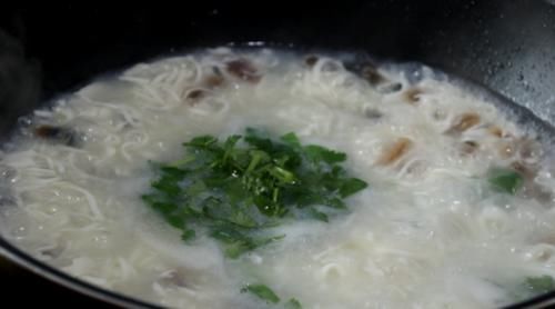 皮蛋豆腐别只会凉拌，这样做成汤羹，细腻爽滑，营养又美味