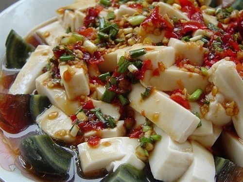 此菜香酥可口，好吃不塞牙，咬下去满嘴香，家人一人一盘吃不腻