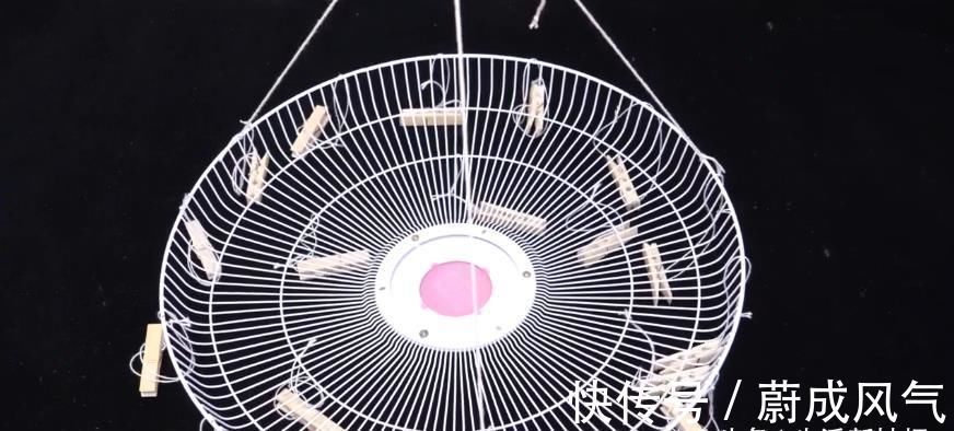 电风扇坏了不要扔,在中间加一个大塑料瓶,全家人看了都夸好
