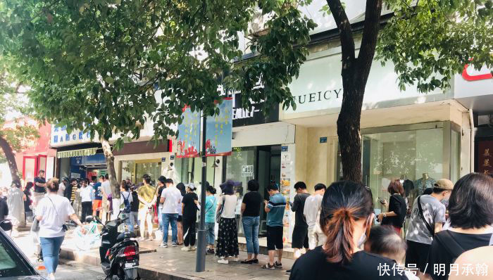 阿姨开了间早餐铺,一早就排起长队,10元吃到饱,一卖就是40年