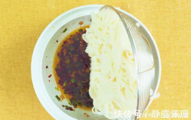 黄瓜|挂面这样做太好吃，鲜辣爽口，荤素营养，6分钟上桌，解馋又美味