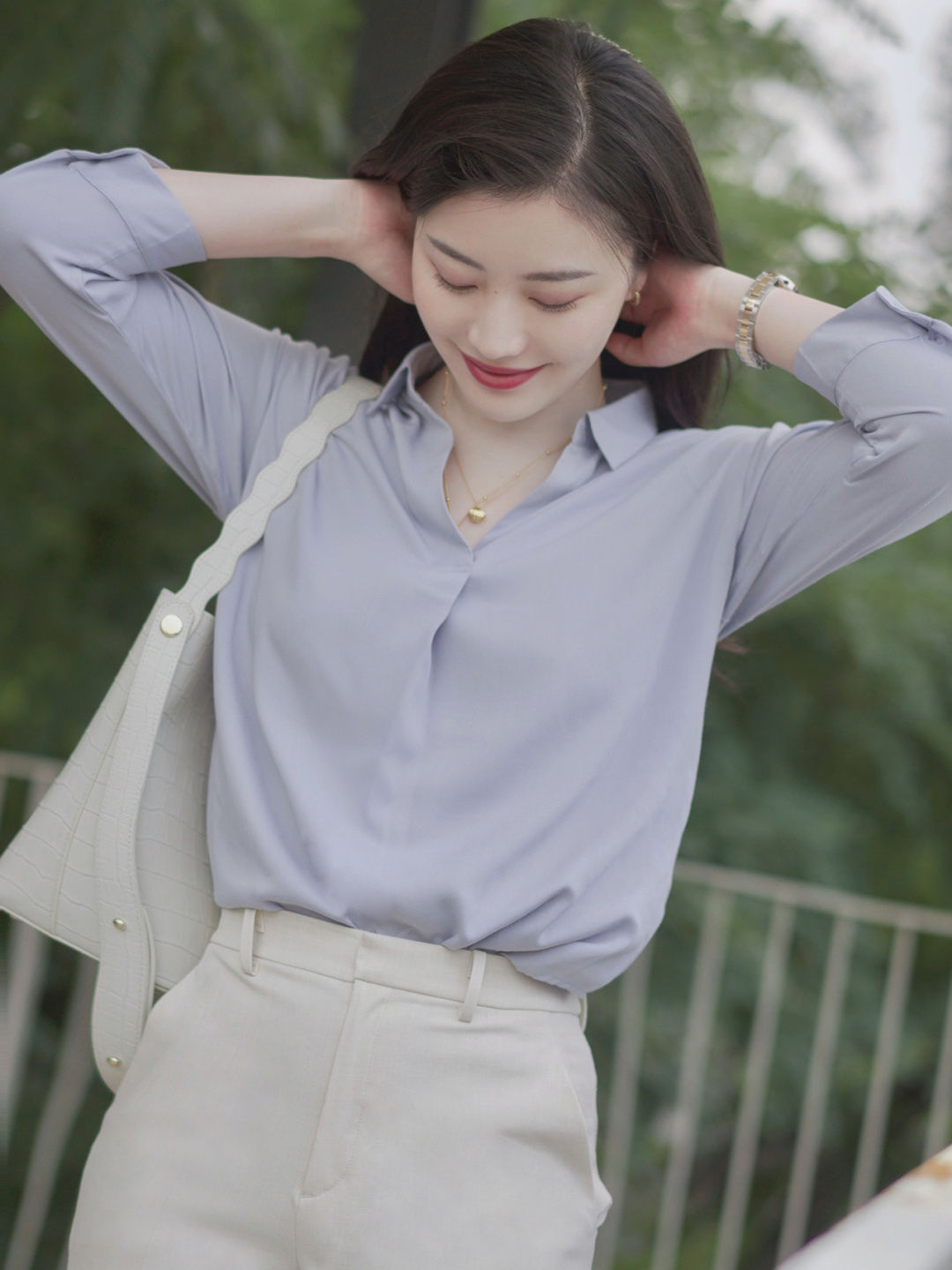 衬衫 秋天的“浅蓝色”衬衫真流行!搭配西装裤和大波浪卷发,魅力全开