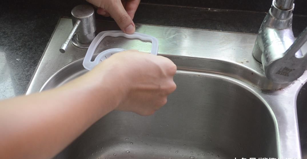 洗菜池边上放一个油桶提手, 作用太棒了, 解决了很多家庭的烦恼