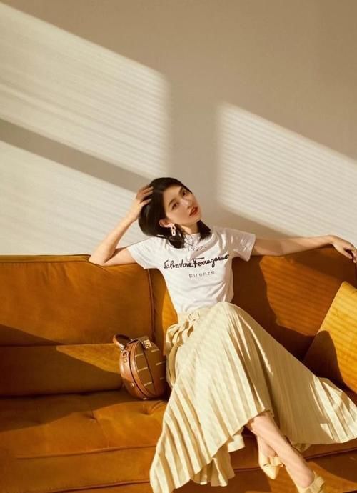 低估|别“低估”了百褶裙,学会这几个搭配技巧,轻松穿出优雅与气质