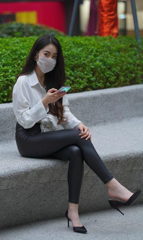 秋天已经开始来临了，用衬衫搭配皮裤，轻易穿出摩登时尚感