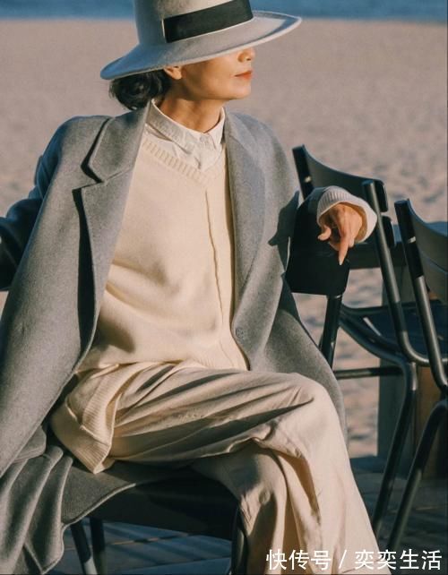 珍珠项链|讲真，穿灰色就服这些50＋女人！她们的灰色穿搭，越看越有气质