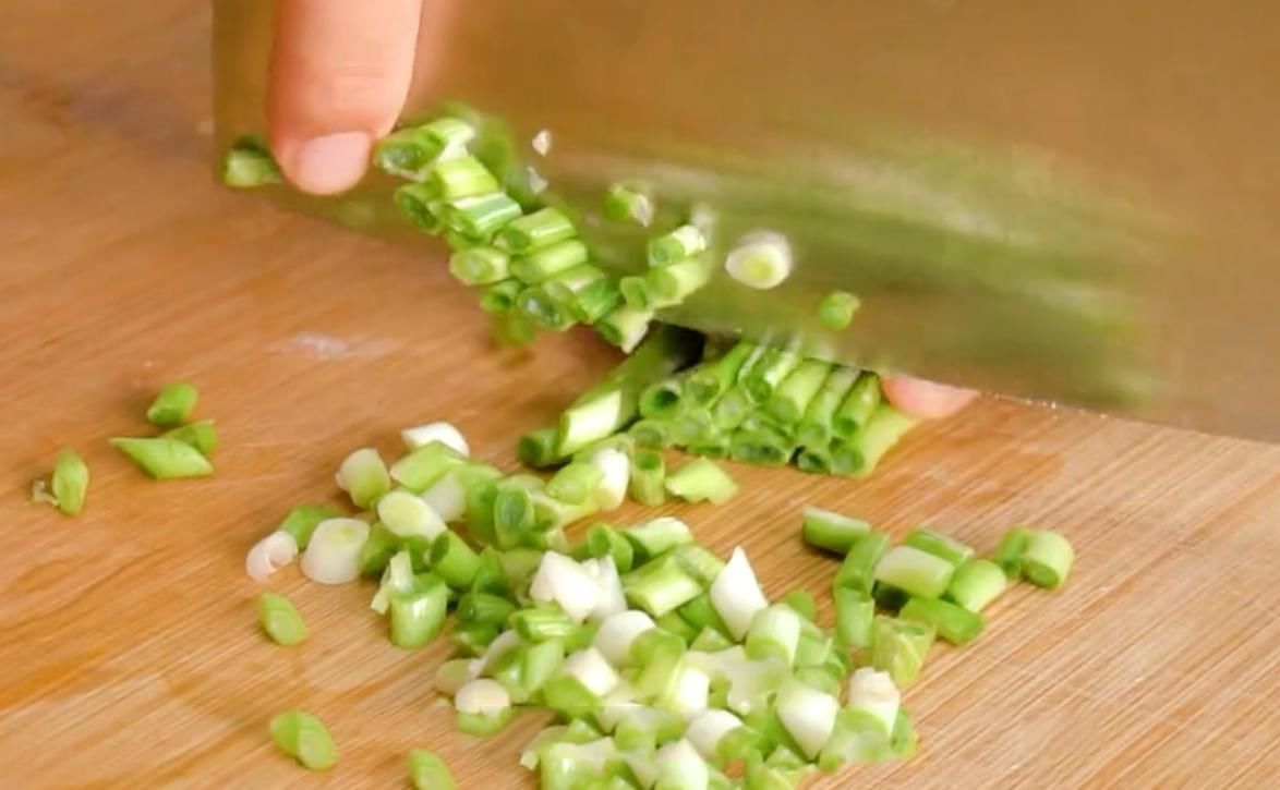 葱花饼|经典美食“葱花饼”,葱香四溢,酥脆可口,好吃到停不下来