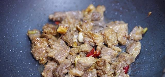 在家就能做出地道的牛腩粉，比店里料足，味道鲜美，简单又快手！