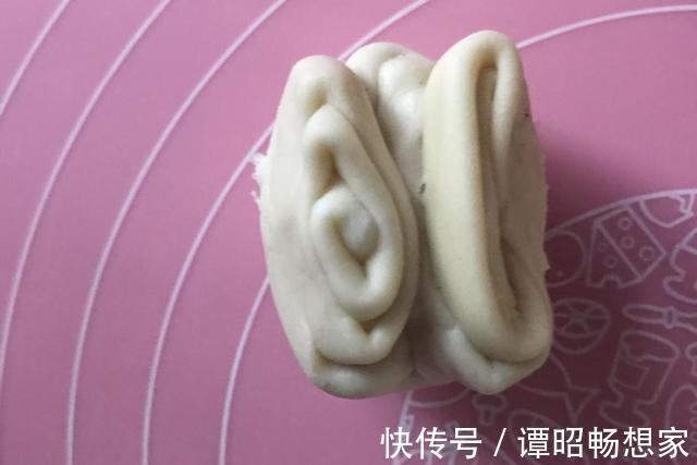 中式点心白皮酥做法，猪油和面静置半小时，成品香酥还不腻