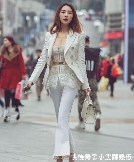 西装外套 白色西装外套内搭蕾丝,气质满满,显得帅气又迷人