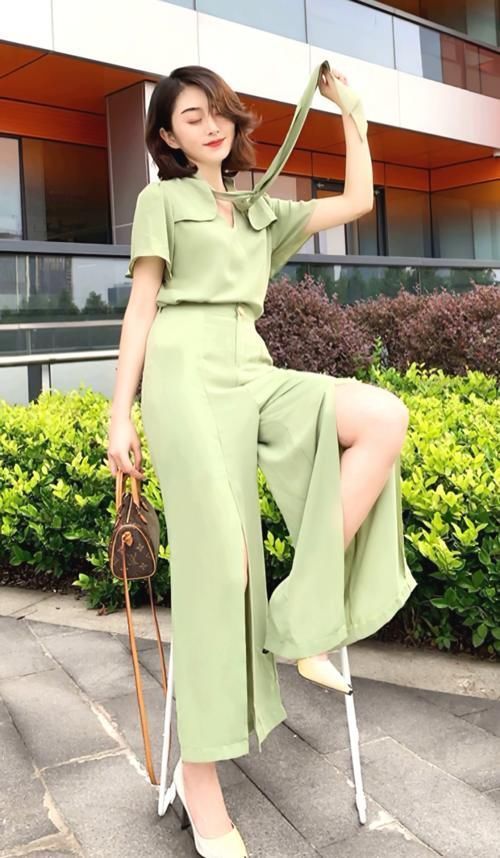 靓丽小姐姐:连衣裙的颜色清纯又靓丽,彰显优雅气息