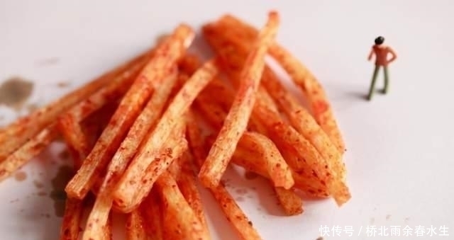 推手|10后孩子正被“催熟”,这几类孩子爱不释手的零食,是隐形推手