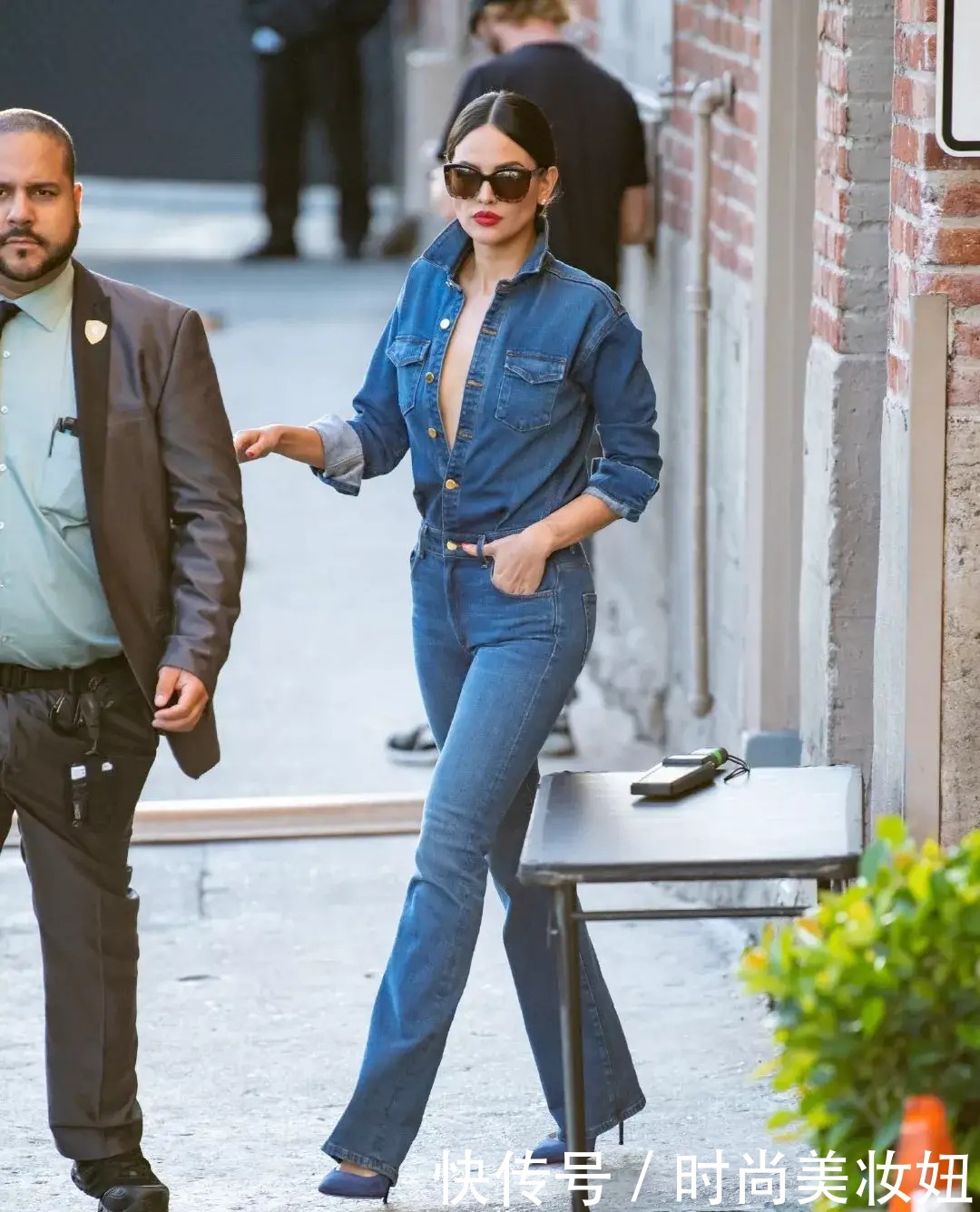 舒适感|何超莲比穿搭博主更“洋气”,牛仔衬衫配牛仔裤,轻松美出圈