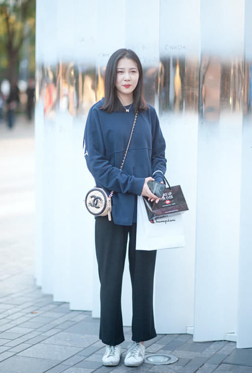 效果|建议腿粗女生穿卫衣不要搭紧身裤,学会网红这样的穿法,贼显瘦