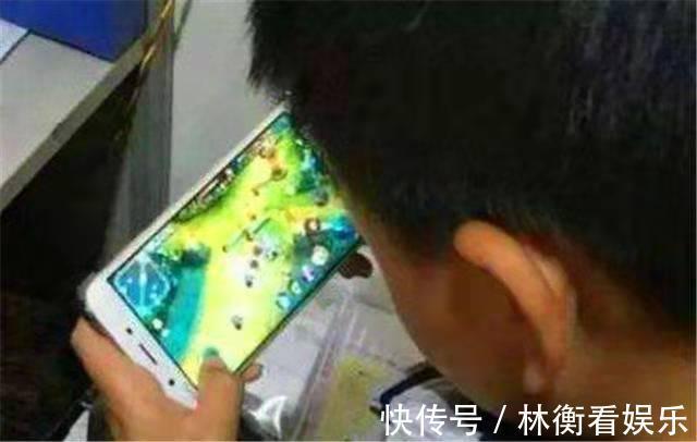 小舅|小舅贪玩带娃走红,竟把宝宝挂门上,网友同情小外甥!