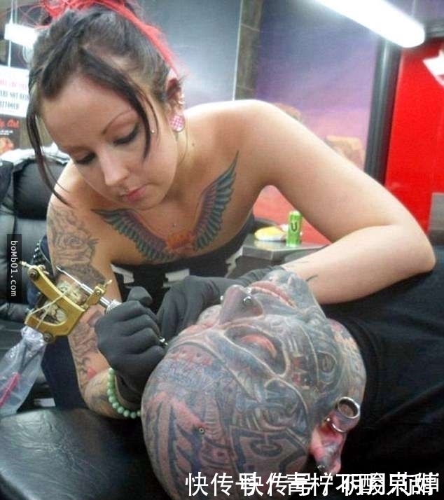 他把纹身刺满全身,连眼珠也没漏掉,现在一出门就吓坏路人