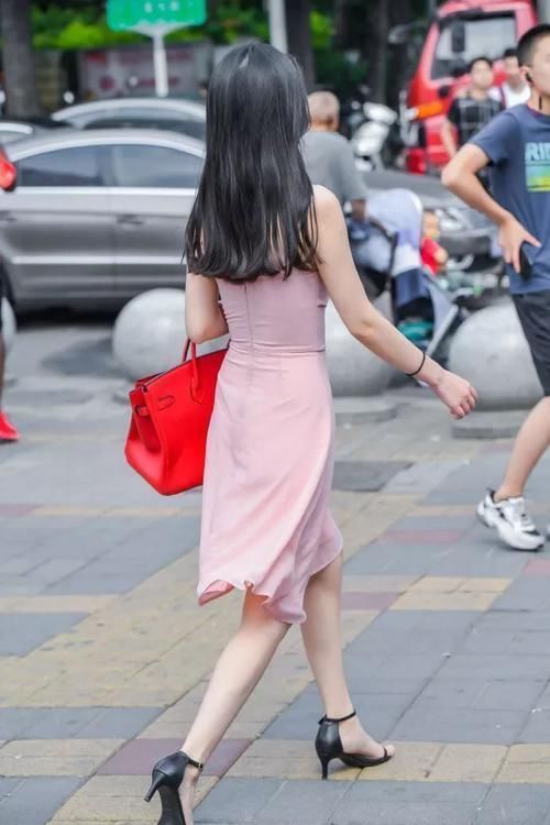 少女|路人街拍小姐姐这般粉嫩甜美的打扮,凸显满满的少女心啊