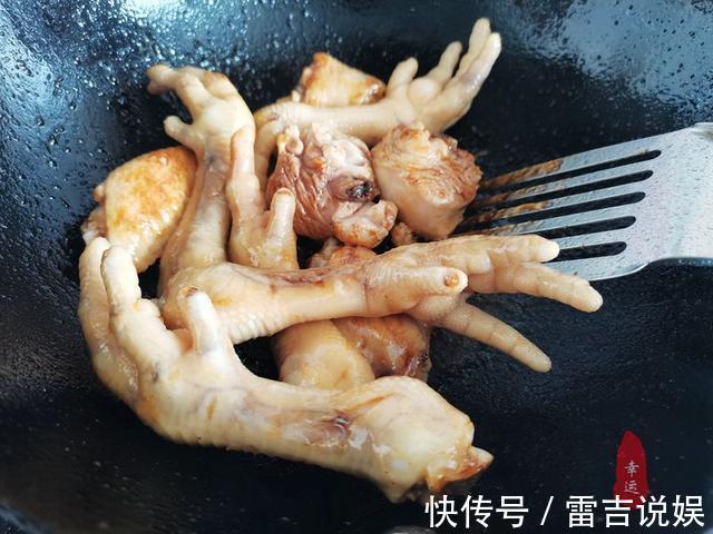 西红柿|老两口的晚餐最爱啃鸡爪,色泽红润鸡肉软烂,十分入味又好吃