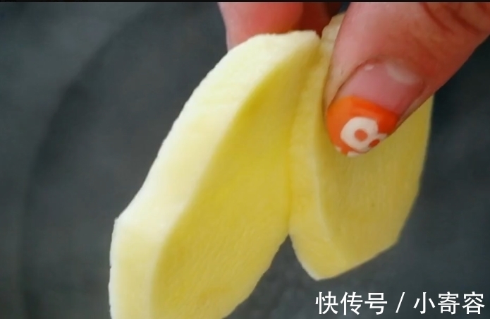 提升|炸土豆片撒上这种调料,香味瞬间提升10倍,一盘上来秒光。