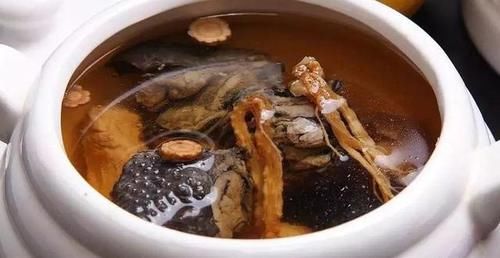  这一桌年夜饭，1汤5荤2素，是我最喜爱的菜肴，还全都是回忆