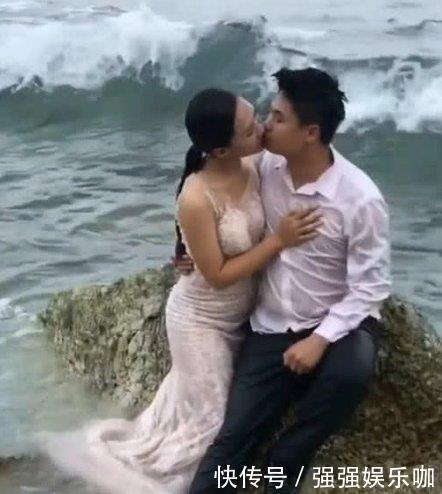 拍婚纱照|新人拍婚纱照忘我拥吻，忽然一阵浪袭来，网友：没眼看
