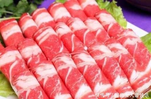  吃火锅时，肉下面为什么要垫一片生菜服务员并不只是为了美观