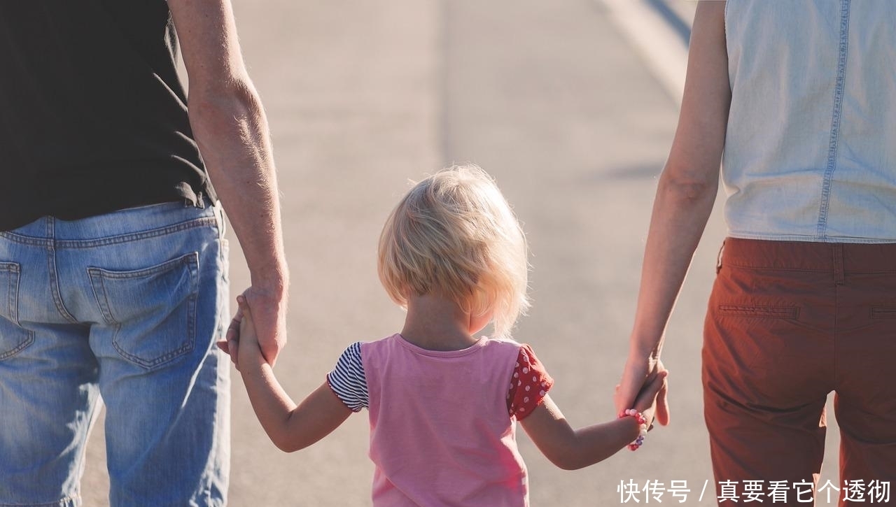 爱孩子,这是连母鸡也会的事情, 而人和鸡是不同的!